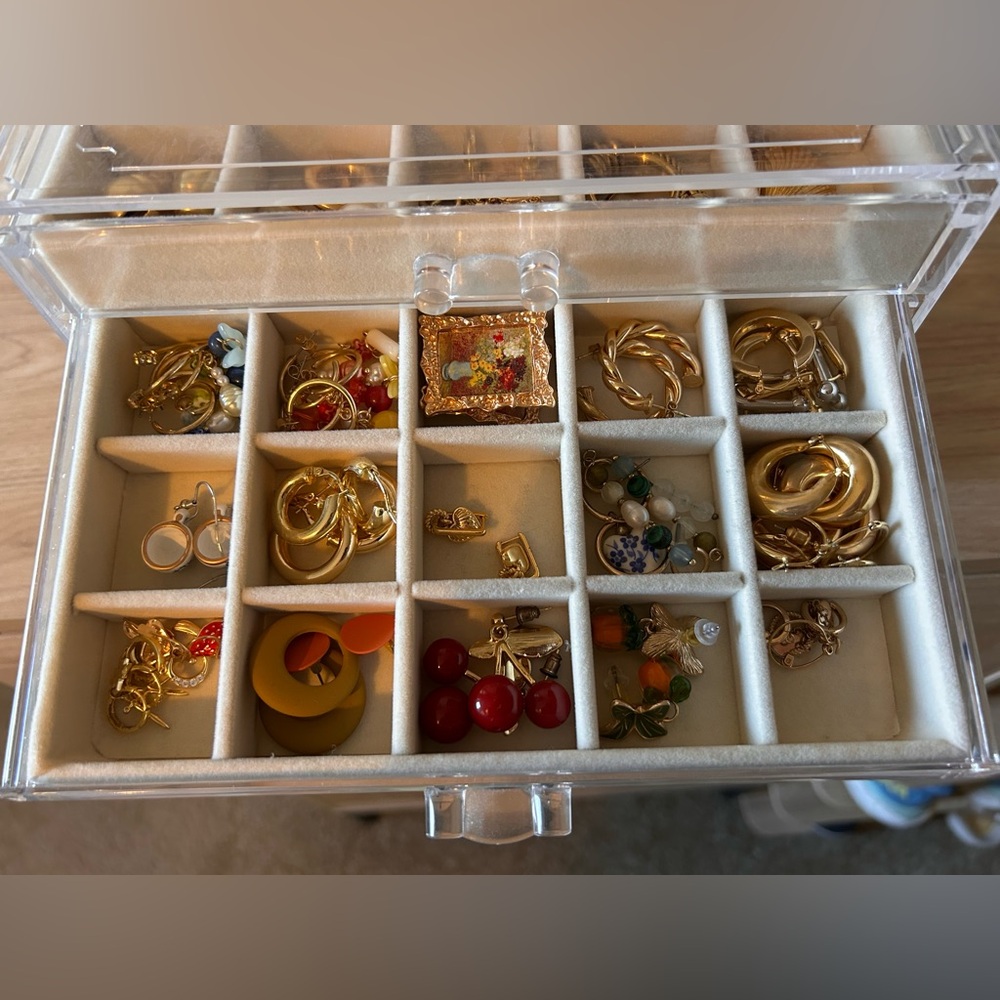 Huge Lot of Gold Earrings!! - Picture 3 of 7